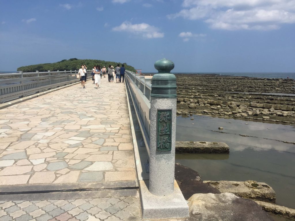 青島神社の弥生橋